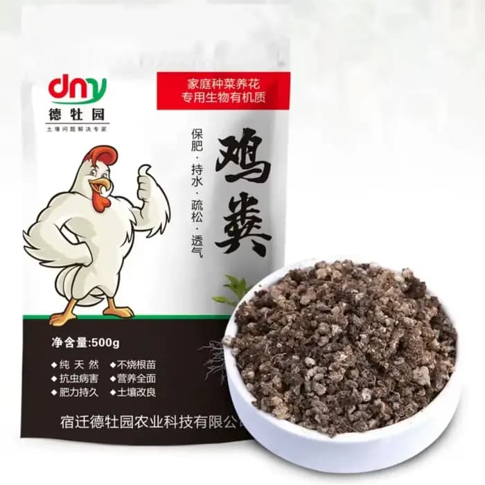 Engrais organique, fermentation du fumier de poulet, légumes en croissance familial, fleurs en crois