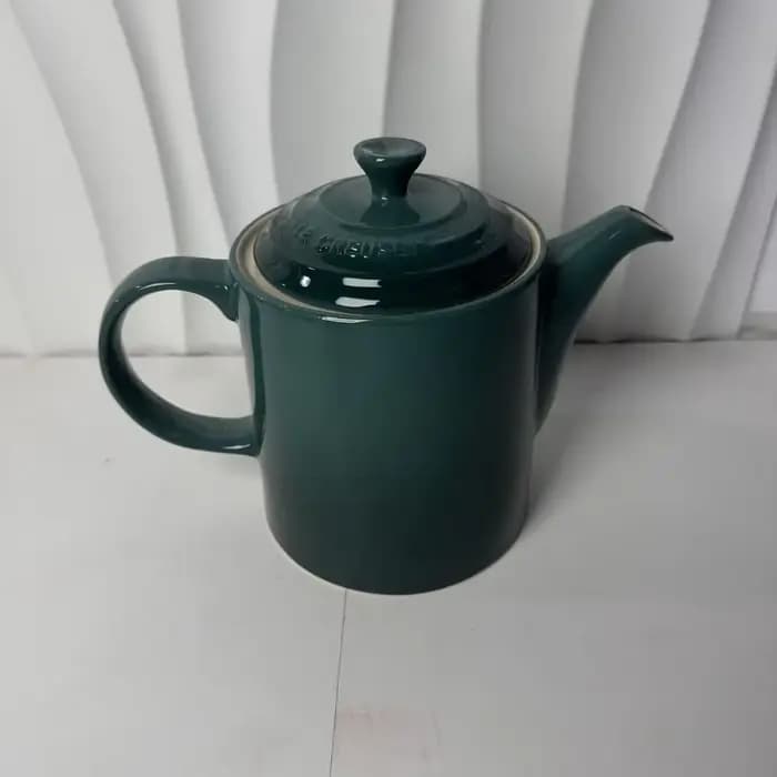 Théière en grès Le Creuset 1,3 L, théière classique avec glaçure Cerise Ombre, poignée ergonomique, 