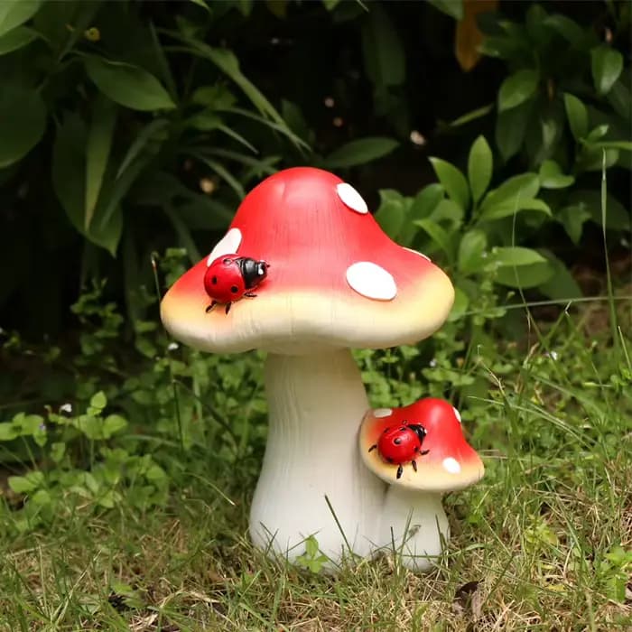 Statue de jardin fantaisiste en forme de champignon et de coccinelle : résine vive pour l'extérieur,