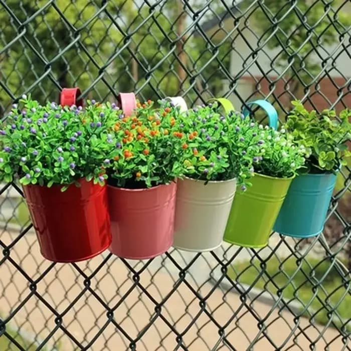Confrontal Pot de fleur avec clou