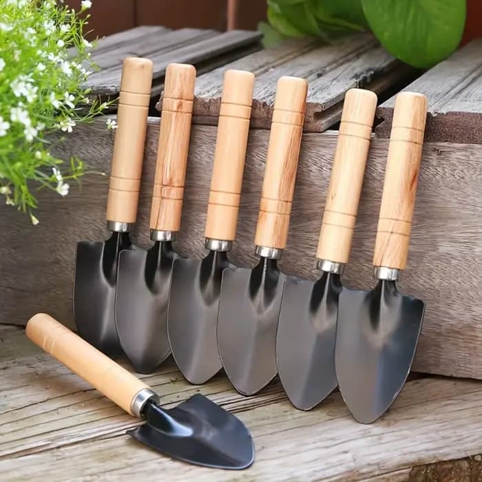1 petite pelle de jardin