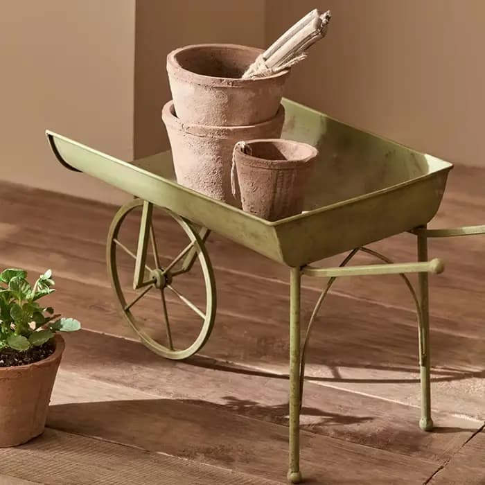 Pots de fleurs en fer vintage