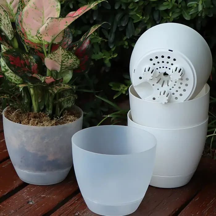 Pot de plantes à arrosage automatique