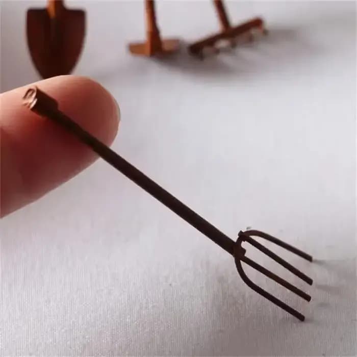 Outils de jardin miniatures