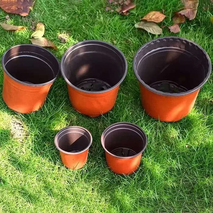 Pots de fleurs en plastique