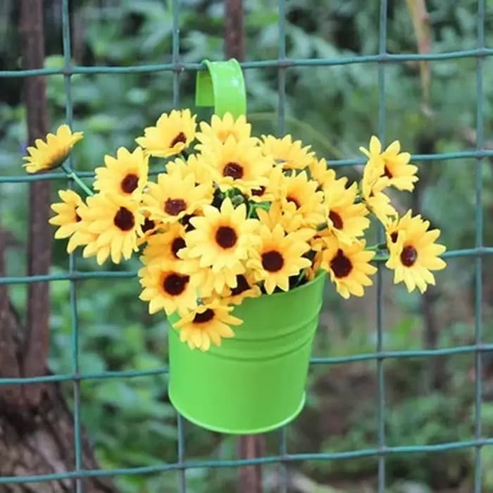 Confrontal Pot de fleur avec clou