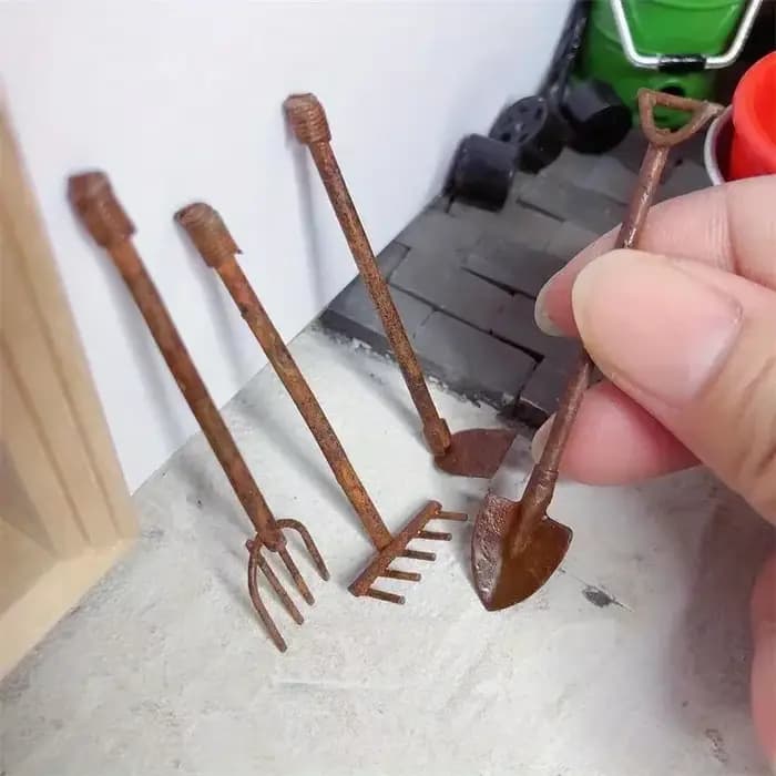 Outils de jardin miniatures