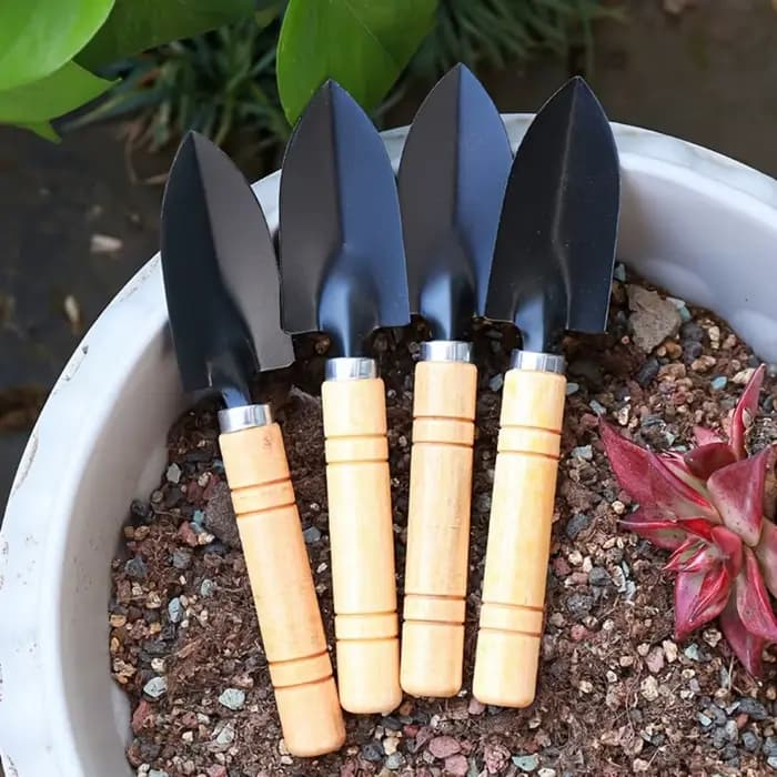1 petite pelle de jardin