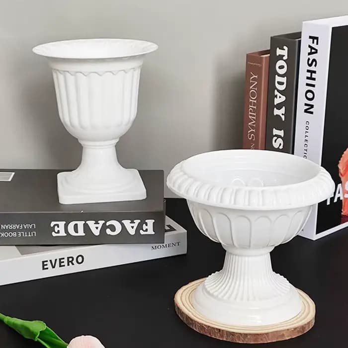 Pot de fleurs en plastique blanc de style urne romaine