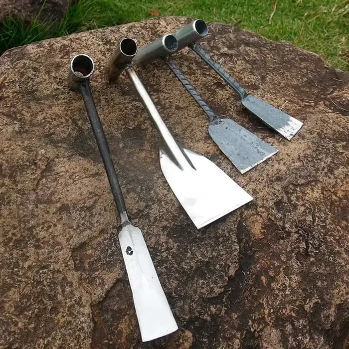 Outils de forgeage et de plantation à l'ancienne