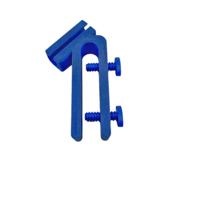 Clip de fixation pour seau et tuyau d'arrosage, un accessoire pratique conçu spécifiquement pour l'arrosage du jardin, libérant les mains