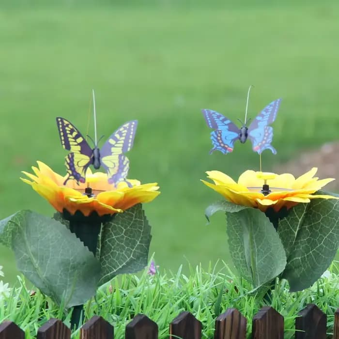 Piquet de fleurs de papillons et de colibri en pot, plantes de jardin, décor de jardin