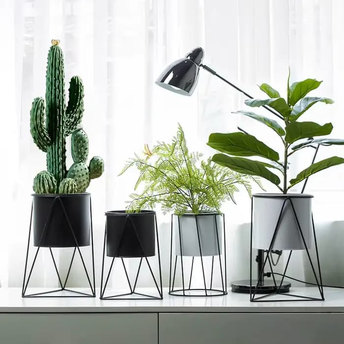 Pot de fleurs en fer forgé pour la décoration de la maison