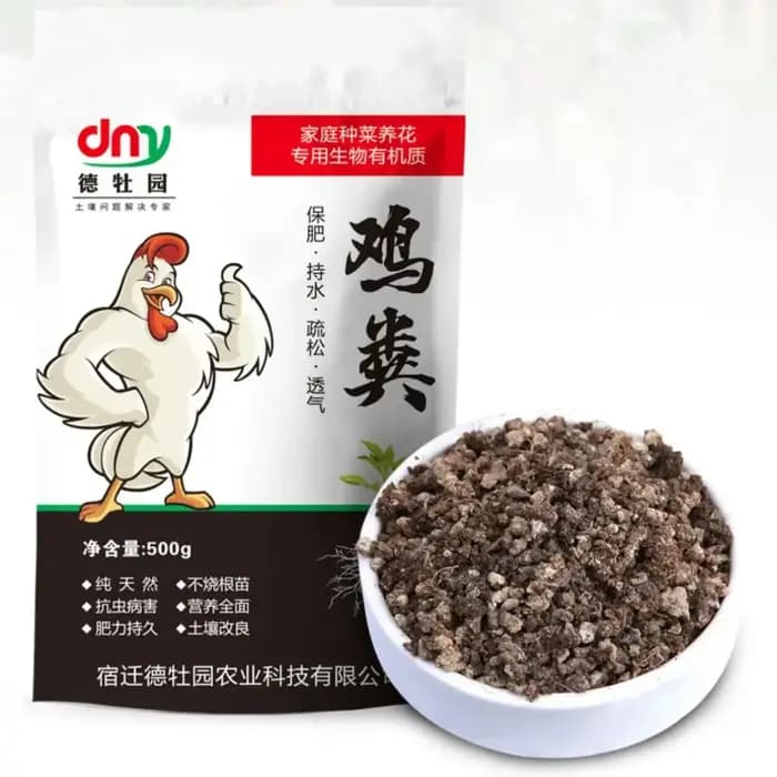 Engrais organique, fermentation du fumier de poulet, légumes en croissance familial, fleurs en crois