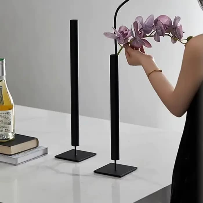 Vases à fleurs en métal