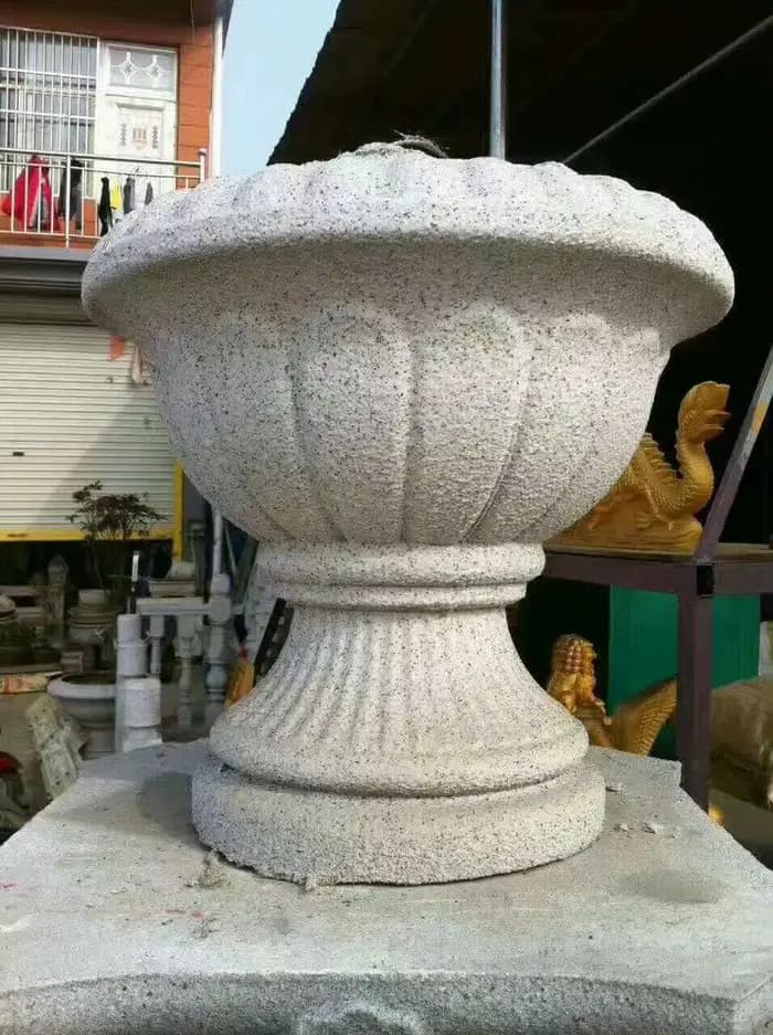 Pot de fleur en béton moulé en place