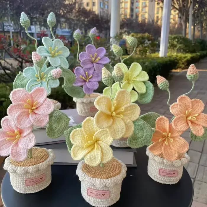 Pot de fleurs tissé à la main, jolies fleurs tricotées, fausses plantes au crochet, décoration de chambre, décoration de table, décoration d'étagère, cadeau