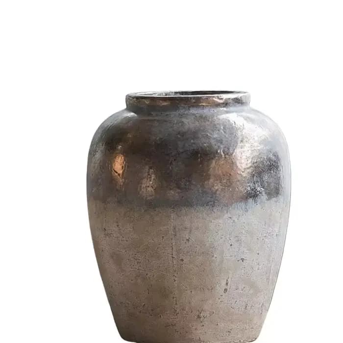 Vase vintage en poterie grossière en détresse