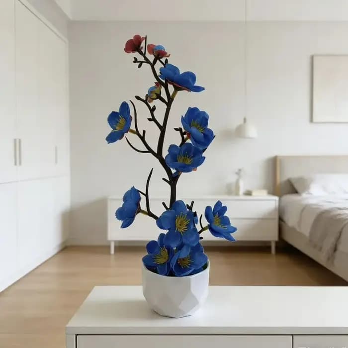 Petite plante artificielle de fleurs de prunier rouges en pot avec pot blanc
