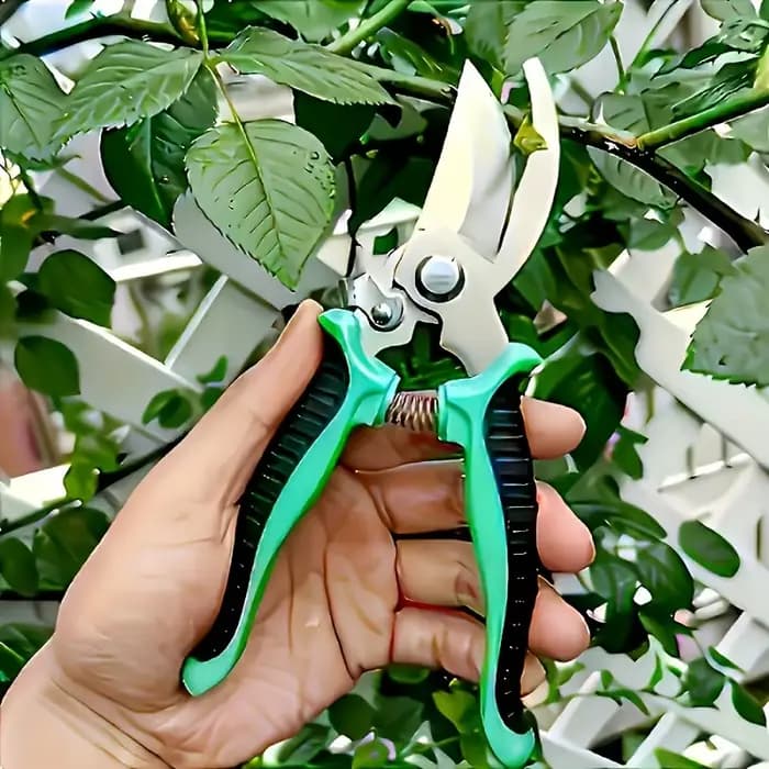 Cette cisaille de jardinage est super facile à utiliser ! Un bon assistant