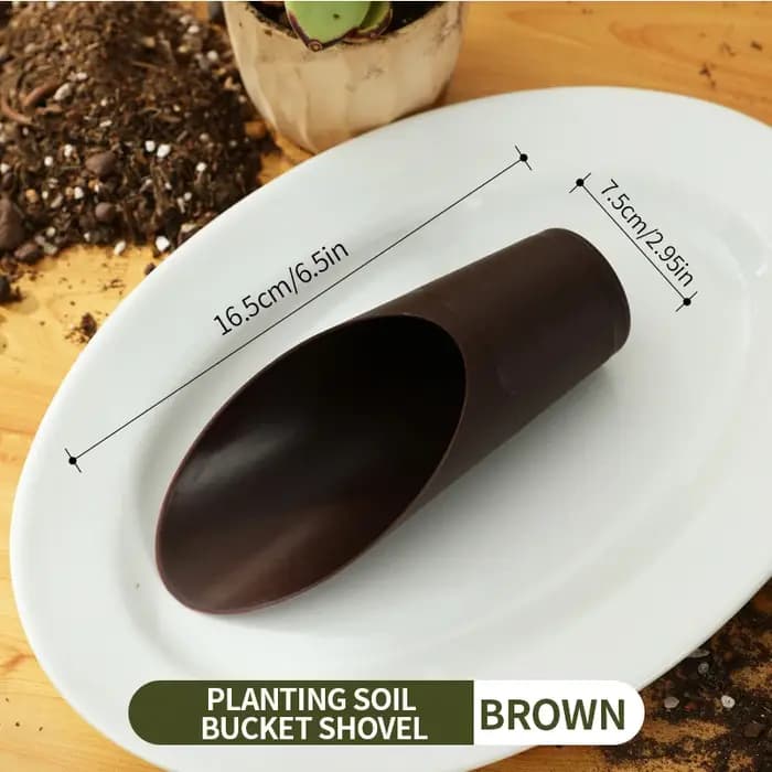 Pelle desserrage du sol pour plantation de fleurs et de légumes