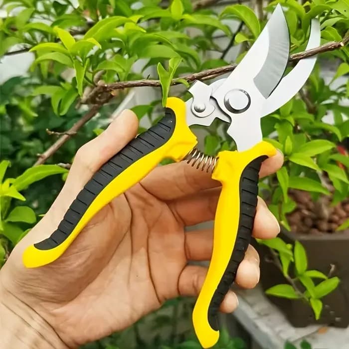 Cette cisaille de jardinage est super facile à utiliser ! Un bon assistant