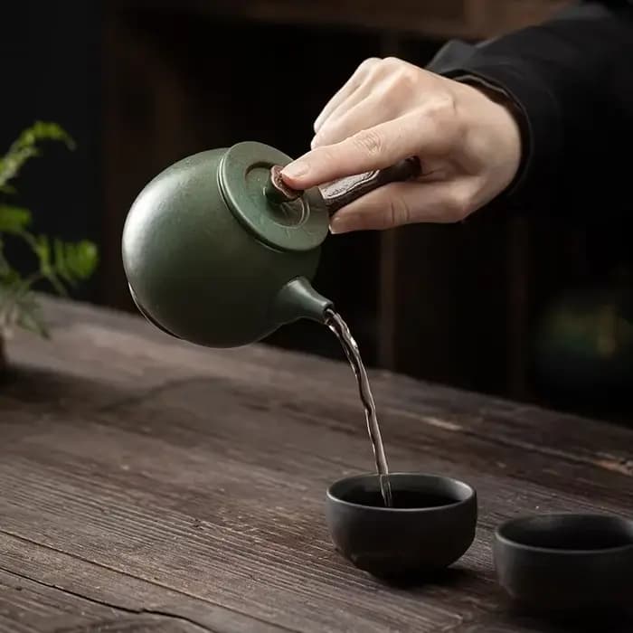 Pot à poignée latérale en fer doré japonais