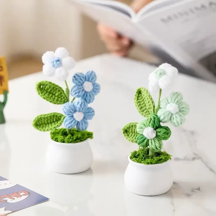Petites plantes en pot au crochet faites à la main