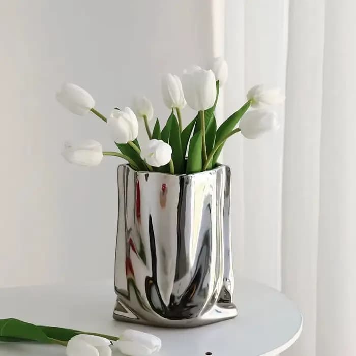 Vase à fleurs en céramique à volants en argent