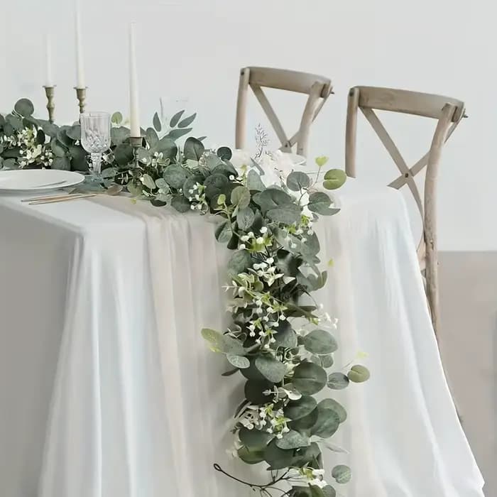 Guirlande d'eucalyptus simili exuberante de 70,8 pouces avec fleurs blanches – Parfaite pour la décoration de la maison et des vacances, tenture murale, cour et accents de fête