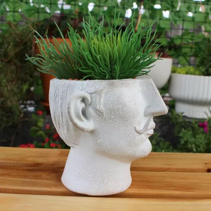 Pot de fleurs en résine personnalisé avec un design de moustache ludique