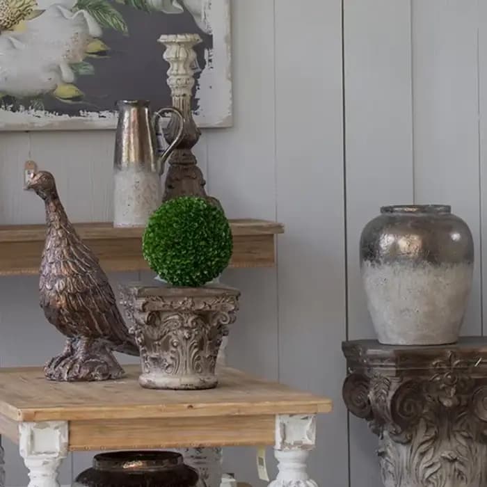 Vase vintage en poterie grossière en détresse