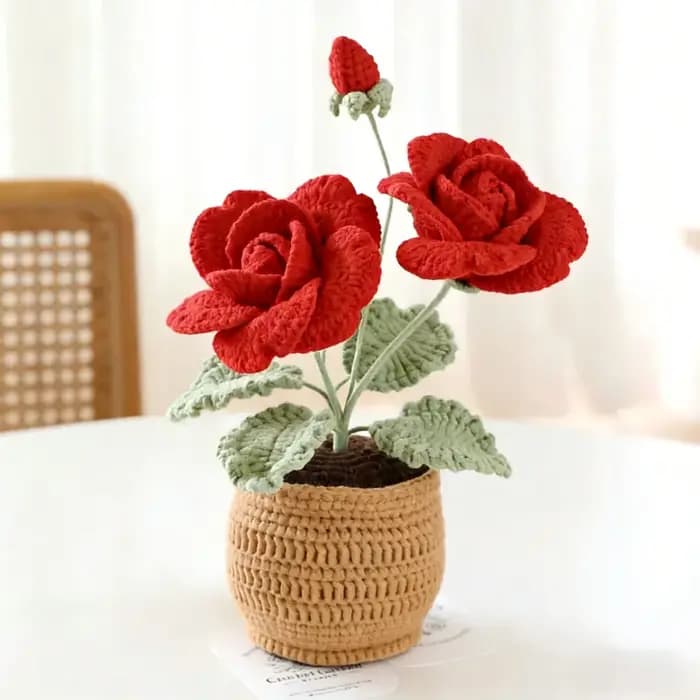 Plante en pot de roses à quatre feuilles et à deux têtes, crochetée à la main, réalisée avec du fil de laine Xuefeier, comme cadeau créatif et décoration de table.