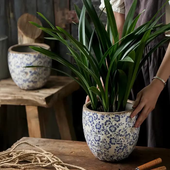 Pot de fleur en céramique de poterie bleue et blanche antique chinoise