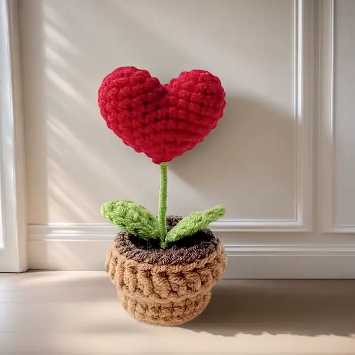 Pot de fleurs tricoté à la main en forme de cœur rouge