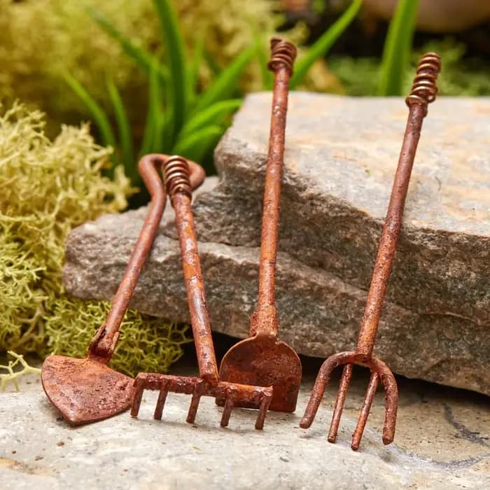 Ensemble de 4 outils de jardin miniatures en métal rouillé