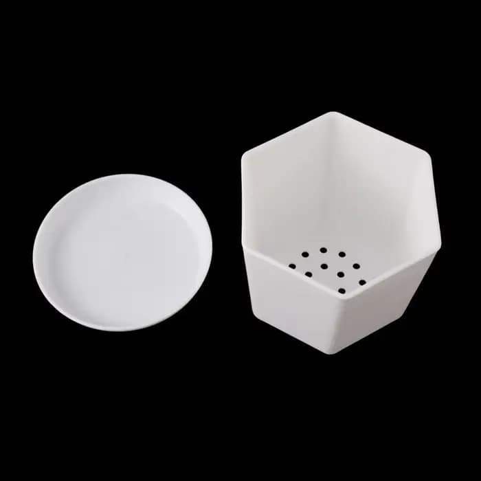 Pot de fleur polygonal minimaliste blanc avec plateau