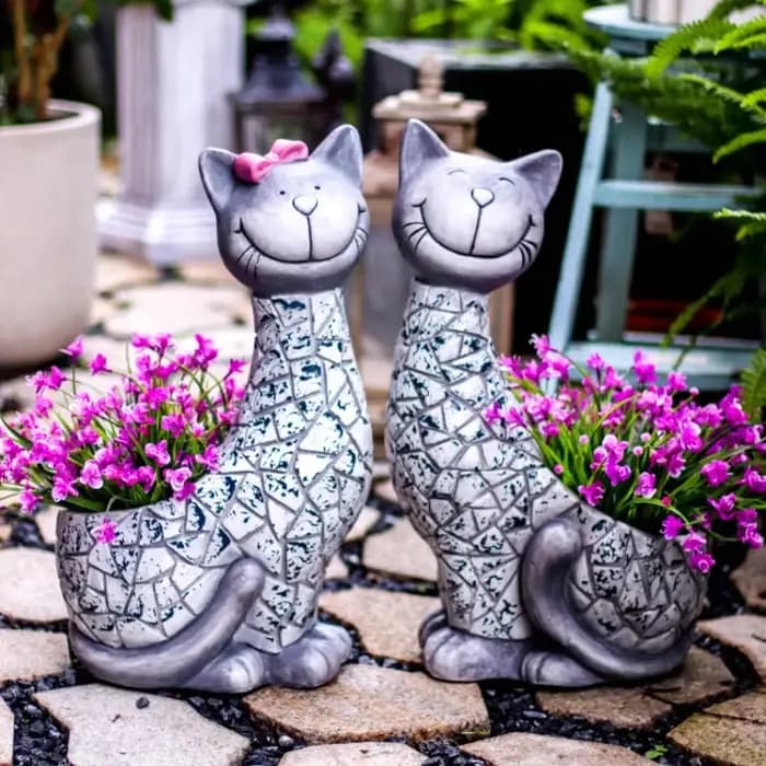 Pot de fleur en forme de chat en plein air