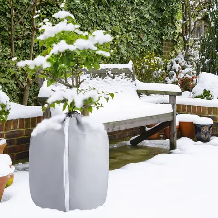 Housse isolante pour plantes de jardin