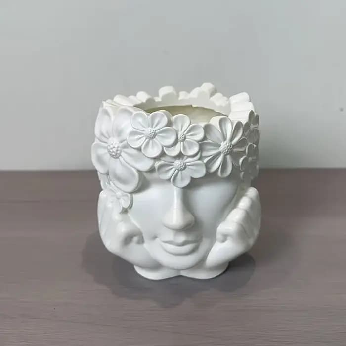 Magnifique pot de fleurs en résine en forme de fille tenant une fleur