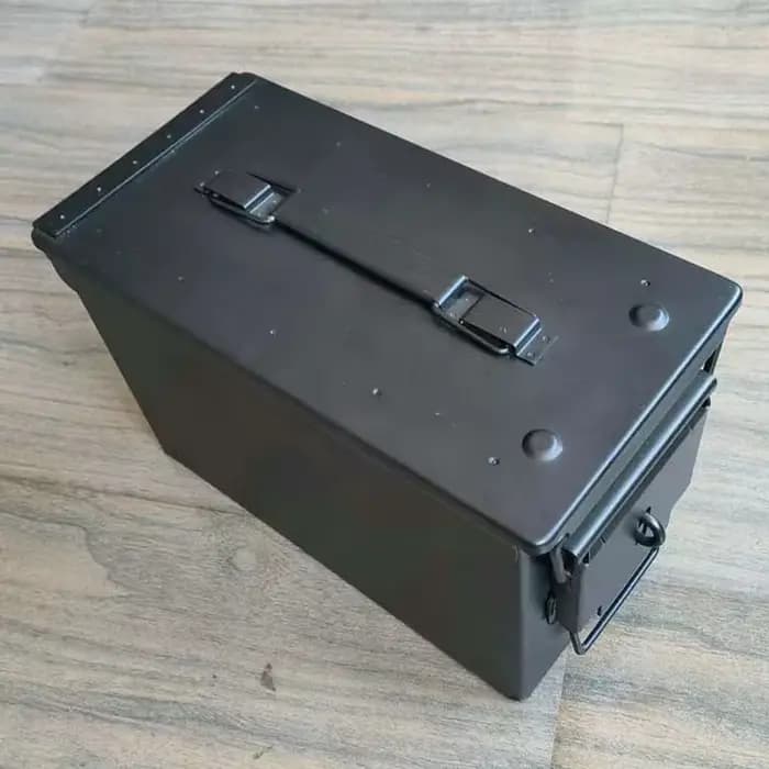 Boîte à outils en métal avec serrure