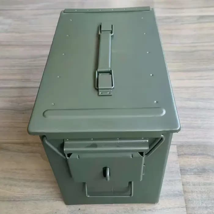 Boîte à outils en métal avec serrure