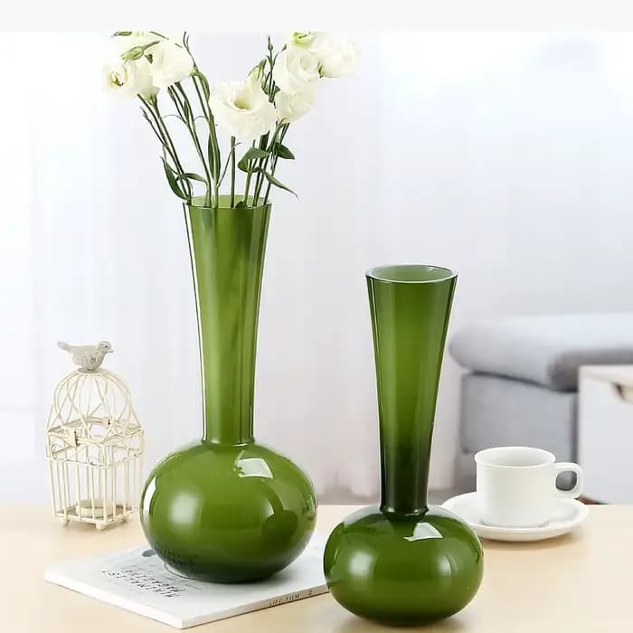 Vase en verre vert à long col