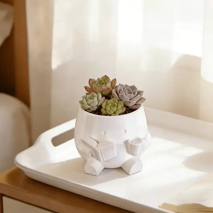 Pot de fleurs en plastique léger avec personnage lisant un livre - Décoration d'intérieur