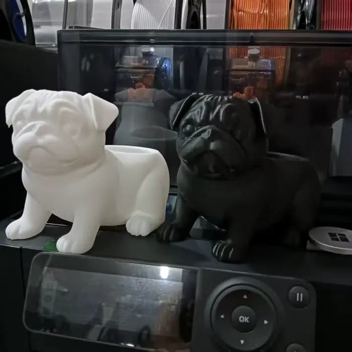 Pot de fleurs en plastique en forme de chien pug imprimé en 3D
