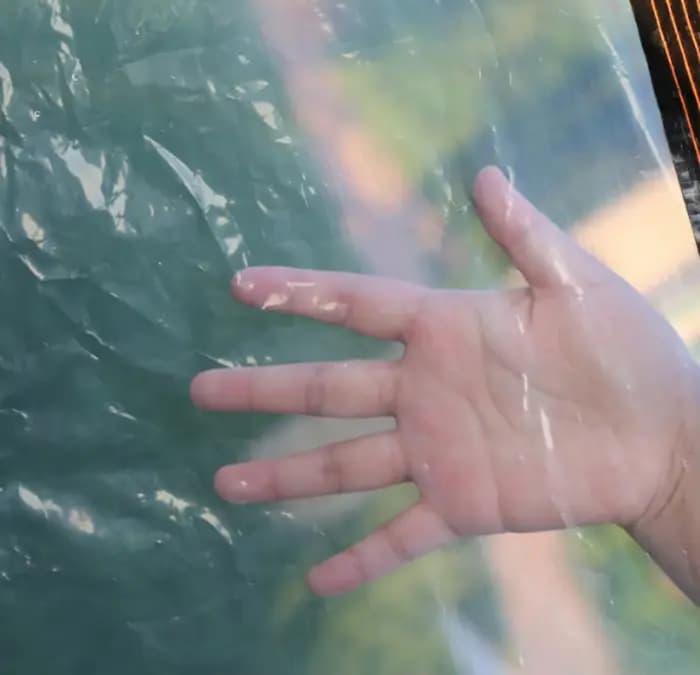 Bâche transparente imperméable à l'eau et isolante thermiquement