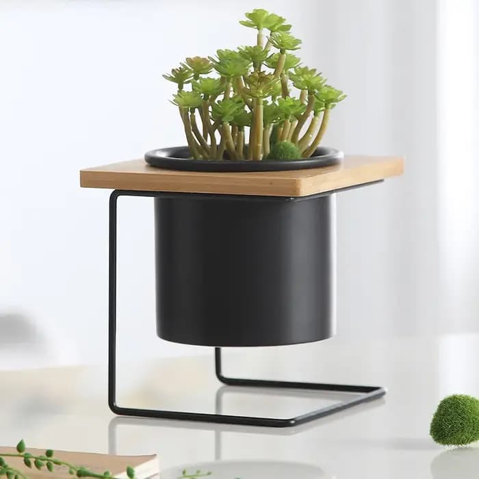 Pot de fleurs en fer forgé pour la décoration de la maison