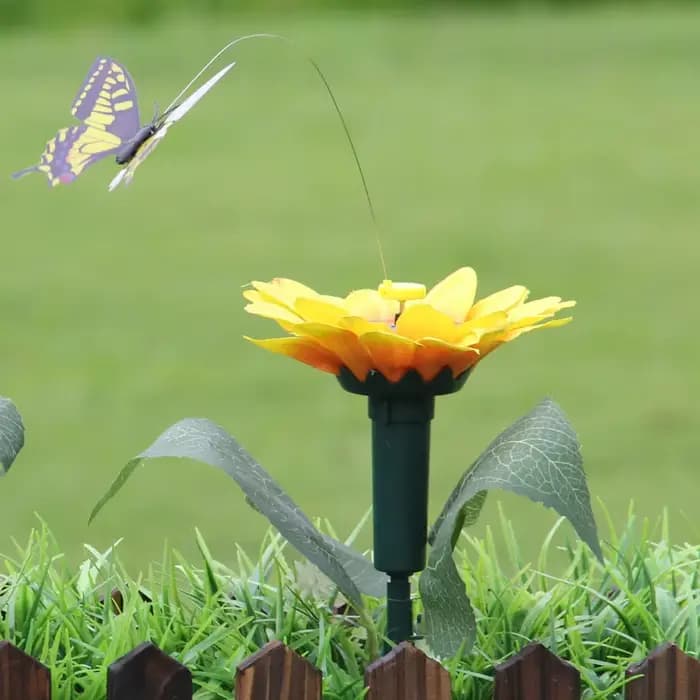 Piquet de fleurs de papillons et de colibri en pot, plantes de jardin, décor de jardin