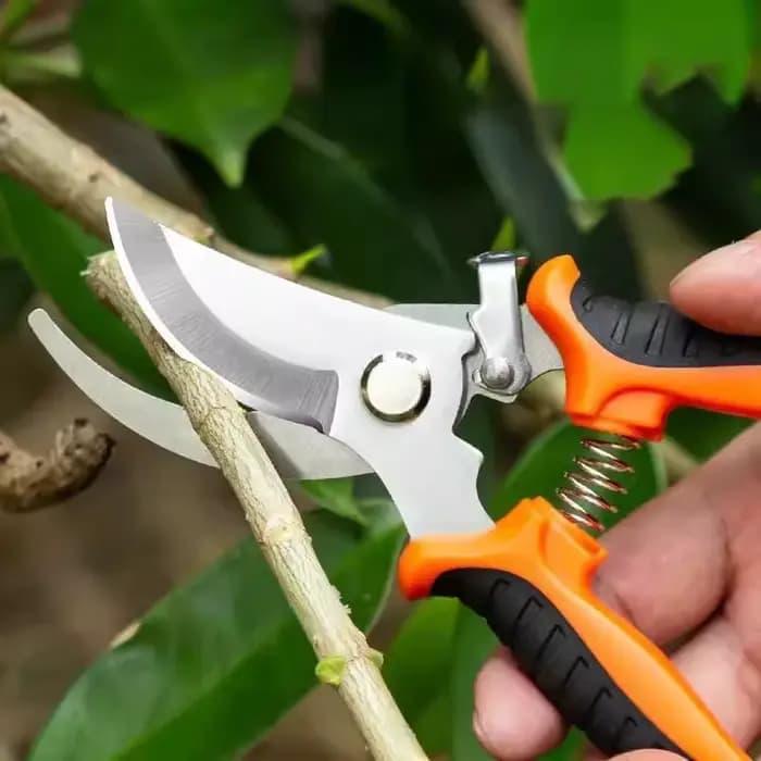 Cette cisaille de jardinage est super facile à utiliser ! Un bon assistant