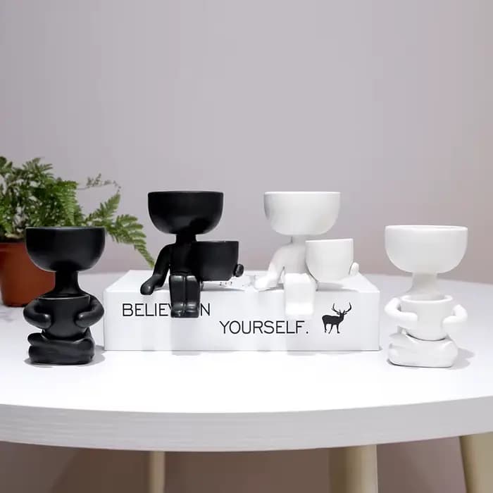 Pot de fleur en céramique humanoïde créatif